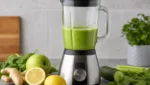 Detox-Smoothie mit Ingwer und Zitrone im Mixer